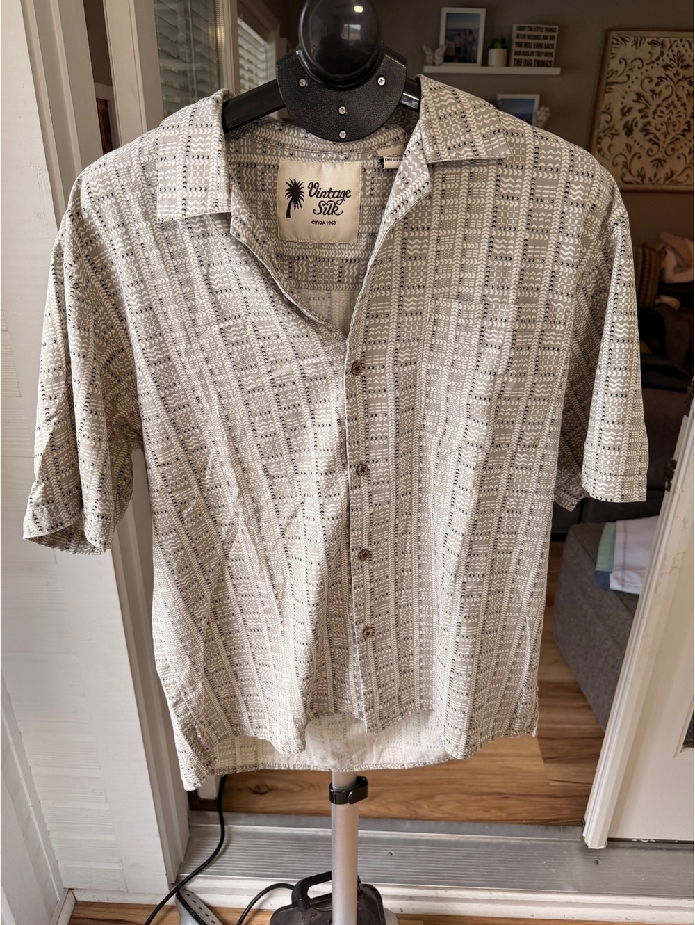 Vintage Silk beige patterned short sleeve button-up shirt